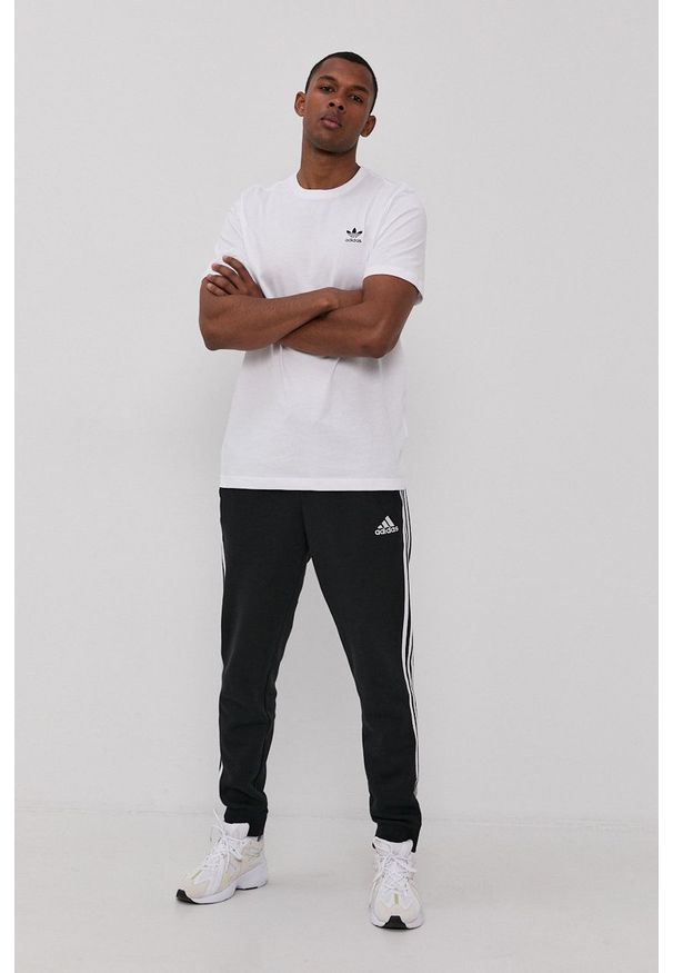 adidas Originals - T-shirt. Okazja: na co dzień. Kolor: biały. Materiał: dzianina. Wzór: gładki. Styl: casual