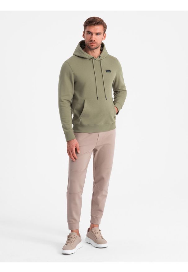 Ombre Clothing - Bluza męska dresowa kangurka z kapturem i metalowym pinem – oliwkowa V2 - Rozmiar: S. Okazja: na co dzień. Typ kołnierza: kaptur. Kolor: oliwkowy. Materiał: dresówka. Wzór: jednolity. Styl: casual