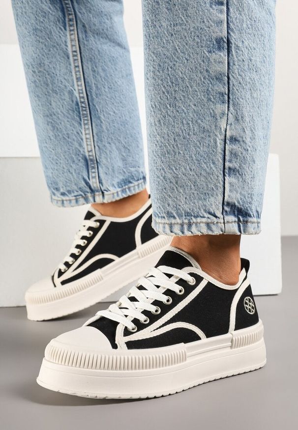 Renee - Czarne Trampki na Platformie z Metaliczną Ozdobą Afleeria. Okazja: na co dzień, na spacer. Zapięcie: sznurówki. Kolor: czarny. Materiał: jeans. Wzór: aplikacja. Sezon: wiosna. Obcas: na platformie. Styl: elegancki, casual