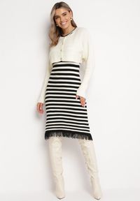 Born2be - Jasnobeżowy 2-Częściowy Komplet Midi Sukienka w Paski z Frędzlami i Krótki Kardigan z Cyrkoniami Emoncja. Kolor: beżowy. Wzór: paski #2