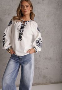 Renee - Biała Rustykalna Bluzka z Bawełny Zdobiona Haftem i Sznurkiem z Chwostami Marytea. Okazja: na co dzień. Kolor: biały. Materiał: bawełna. Długość: długie. Wzór: aplikacja, haft. Styl: casual, klasyczny #1