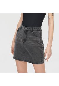 Cropp - Jeansowa mini spódnica - Szary. Kolor: szary. Materiał: jeans #1