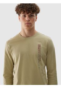 4f - Longsleeve regular męski - khaki. Okazja: na co dzień. Kolor: brązowy, wielokolorowy, oliwkowy. Materiał: jersey, dzianina, bawełna. Długość rękawa: długi rękaw. Długość: długie. Wzór: napisy, ze splotem, nadruk, gładki. Styl: sportowy, casual, klasyczny