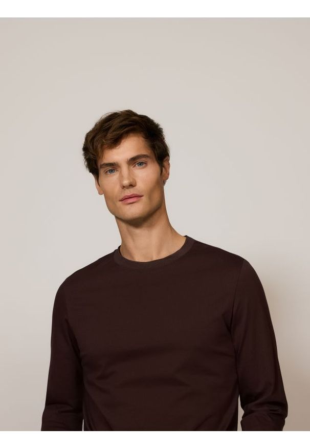 Reserved - Longsleeve regular z przeszyciami - ciemnobrązowy. Kolor: brązowy. Materiał: bawełna. Długość rękawa: długi rękaw
