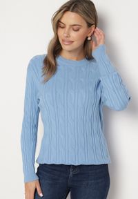 Born2be - Niebieski Sweter z Wiskozą i Ozdobnym Splotem Savria. Okazja: na co dzień. Kolor: niebieski. Materiał: wiskoza. Wzór: ze splotem. Styl: klasyczny, casual