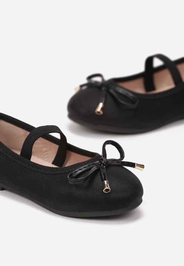 Born2be - Czarne Balerinki Nikanassa. Okazja: na co dzień. Nosek buta: okrągły. Zapięcie: pasek. Kolor: czarny. Styl: casual, elegancki
