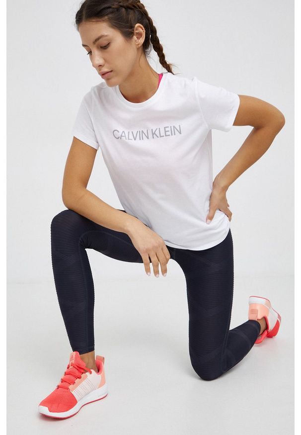 Calvin Klein Performance - T-shirt. Kolor: biały. Materiał: materiał, dzianina. Wzór: nadruk