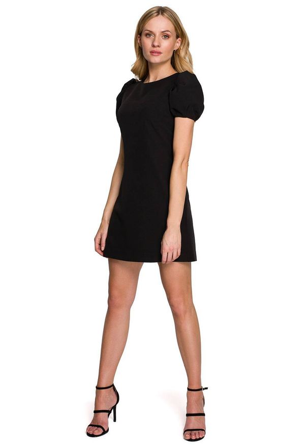 Makover - Elegancka sukienka mini krótkie bufiaste rękawy czarna. Okazja: na imprezę, na ślub cywilny, na wesele. Kolor: czarny. Styl: elegancki. Długość: mini