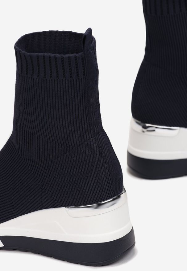 Renee - Granatowe Sneakersy Keiase. Wysokość cholewki: za kostkę. Zapięcie: bez zapięcia. Kolor: niebieski. Materiał: skóra ekologiczna, materiał, prążkowany. Szerokość cholewki: normalna. Wzór: aplikacja. Obcas: na koturnie