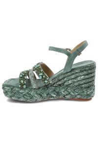 Zielone Sandały Alma En Pena Stylowe Buty Na Koturnie. Okazja: na co dzień. Zapięcie: sprzączka, klamry. Kolor: zielony. Materiał: skóra, koronka, zamsz. Szerokość cholewki: normalna. Wzór: aplikacja. Sezon: lato. Obcas: na koturnie. Styl: elegancki #3