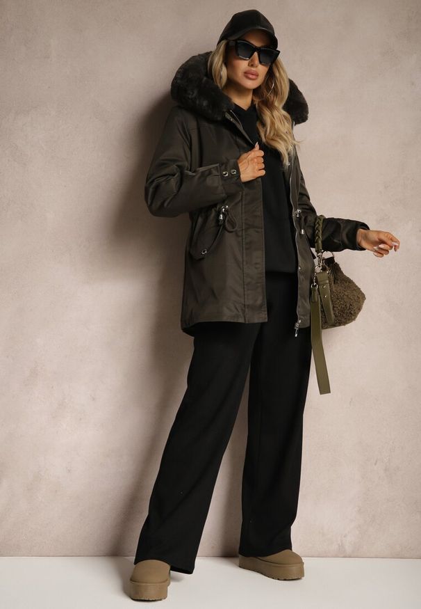 Renee - Ciemnozielona Kurtka Typu Parka z Kapturem i Futerkiem z Możliwością Odpięcia Marindria. Okazja: na co dzień, na spacer. Typ kołnierza: kaptur. Kolor: zielony. Materiał: futro. Sezon: zima. Styl: casual