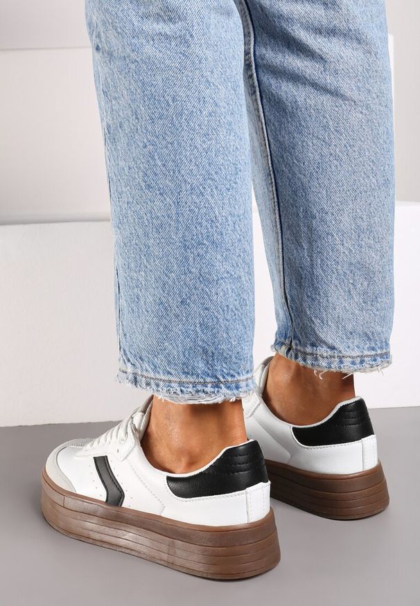 Born2be - Białe Sneakersy na Grubej Podeszwie z Ozdobnymi Wstawkami Irithine. Okazja: na co dzień, na spotkanie biznesowe, na spacer. Nosek buta: okrągły. Zapięcie: sznurówki. Kolor: biały. Materiał: jeans. Sport: turystyka piesza