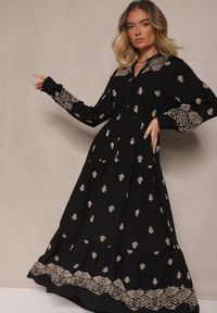 Renee - Czarna Rozkloszowana Sukienka Ozdobiona Haftem i Wzorem Boho Ronavere. Okazja: na co dzień, na spacer. Typ kołnierza: dekolt w serek. Kolor: czarny. Długość rękawa: długi rękaw. Wzór: aplikacja, haft. Sezon: lato, wiosna. Typ sukienki: proste. Styl: boho