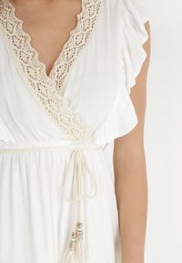 Born2be - Biała Sukienka Lasthusa. Kolor: biały. Materiał: koronka. Długość rękawa: bez rękawów. Sezon: lato. Typ sukienki: kopertowe. Styl: boho, wakacyjny. Długość: mini