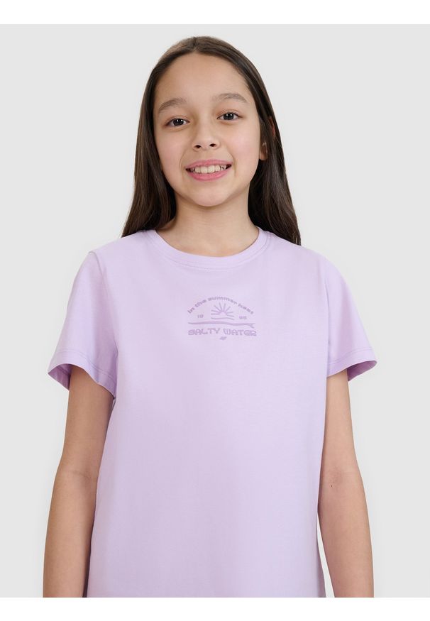 4f - 4F T-shirt regular z nadrukiem dziewczęcy - fioletowy 140 (9-10 lat). Okazja: na co dzień, na plażę. Kolor: fioletowy. Materiał: jersey, bawełna, materiał. Długość rękawa: krótki rękaw. Długość: krótkie. Wzór: nadruk. Sezon: lato. Styl: casual, klasyczny, sportowy