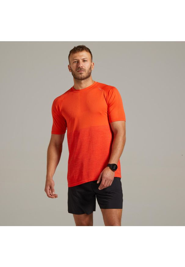 KIPRUN - Koszulka do biegania męska Kiprun Care. Kolor: różowy, wielokolorowy, czerwony. Materiał: materiał, poliester, poliamid. Wzór: ze splotem