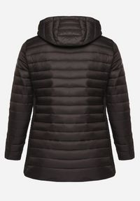 Born2be - Czarna Pikowana Kurtka o Prostym Kroju z Odpinanym Kapturem i Kieszeniami Pretiel. Okazja: na co dzień. Kolekcja: plus size. Kolor: czarny. Materiał: jeans. Styl: sportowy, casual #4