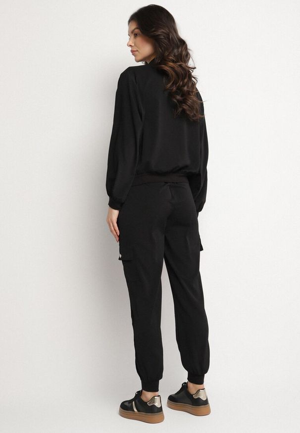 Born2be - Czarny Komplet Dresowy w Stylu Cargo Spodnie i Bluza z Imitacją Kieszeni Ivelhiris. Kolor: czarny. Materiał: dresówka