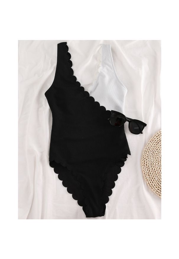 Intica - Strój kąpielowy jednoczęściowy prążkowany z falbankami na plażę i basen Karmen. Kolor: czarny. Materiał: prążkowany