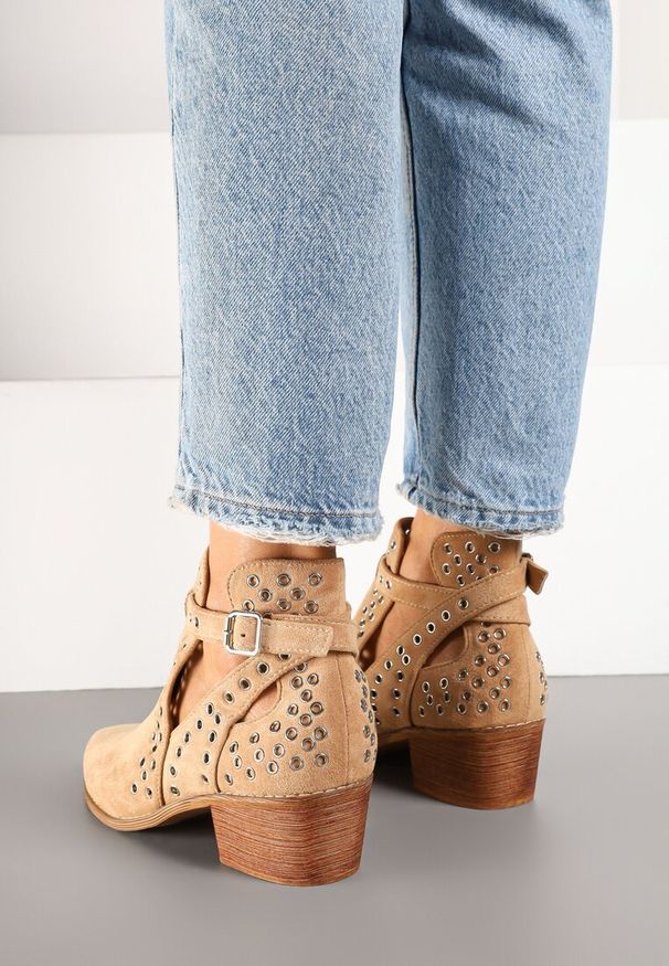 Renee - Ciemnobeżowe Botki Vices na Słupku w Stylu Kowbojek z Metalicznymi Aplikacjami i Wycięciami Virori. Zapięcie: sprzączka. Kolor: beżowy. Materiał: jeans, zamsz. Wzór: aplikacja. Obcas: na słupku