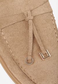 Born2be - Ciemnobeżowe Lekkie Mokasyny VICES z Metalowymi Ozdobami i Skórzaną Wkladką Adrialee. Nosek buta: okrągły. Kolor: beżowy. Materiał: skóra. Wzór: aplikacja. Obcas: na obcasie. Styl: klasyczny. Wysokość obcasa: niski #2