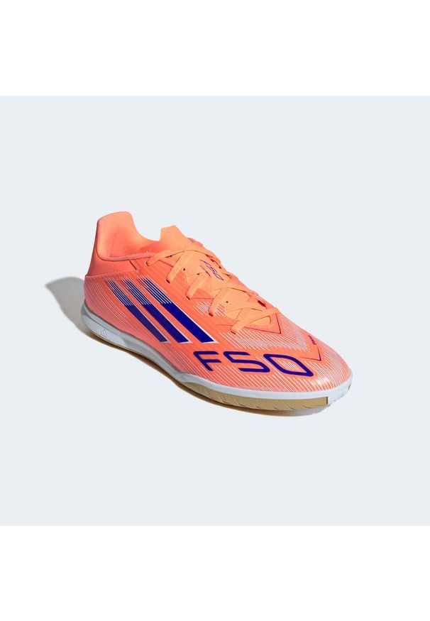 Adidas - Buty do piłki nożnej halowej ADIDAS F50 Club Futsal. Kolor: pomarańczowy. Szerokość cholewki: normalna. Sport: piłka nożna