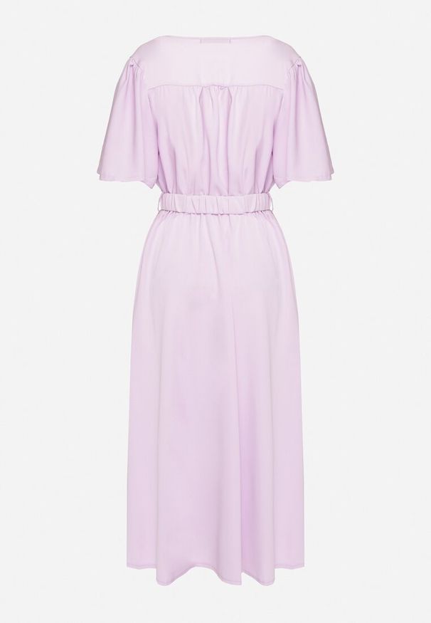 Born2be - Jasnofioletowa Kopertowa Sukienka z Bawełną i Materiałowym Paskiem Ozdobionym Klamrą Besvia. Okazja: na co dzień. Typ kołnierza: dekolt w kształcie V. Kolor: fioletowy. Materiał: bawełna, materiał. Długość rękawa: krótki rękaw. Wzór: aplikacja. Typ sukienki: kopertowe. Styl: casual, elegancki