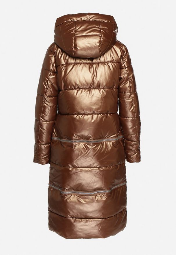 Born2be - Brązowa Kurtka z Kapturem i Szerokim Pikowaniem o Regulowanej Długości Ansanna. Okazja: na co dzień. Typ kołnierza: kaptur. Kolor: brązowy. Materiał: jeans. Styl: casual