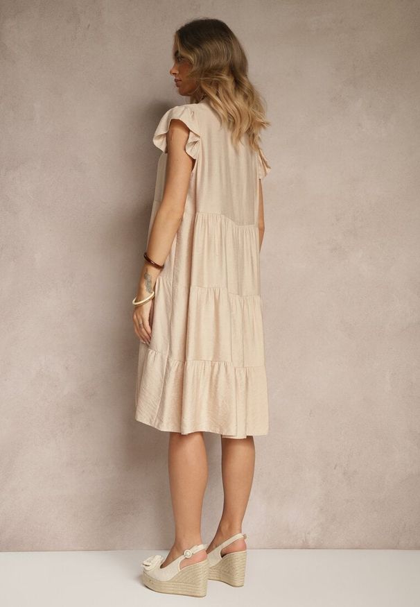 Renee - Beżowa Rozkloszowana Sukienka z Dekoltem w Kształcie Litery V Mevamara. Okazja: na co dzień, na imprezę. Typ kołnierza: dekolt w kształcie V. Kolor: beżowy. Materiał: jeans. Długość rękawa: krótki rękaw. Wzór: aplikacja. Styl: casual, elegancki