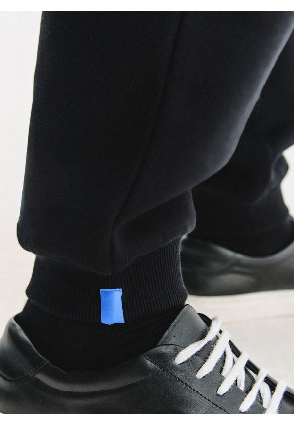 Pako Lorente - PAKO LORENTE - Spodnie dresowe w czarnym kolorze. Okazja: na co dzień. Kolor: szary, czarny. Materiał: dresówka. Wzór: gładki. Styl: casual