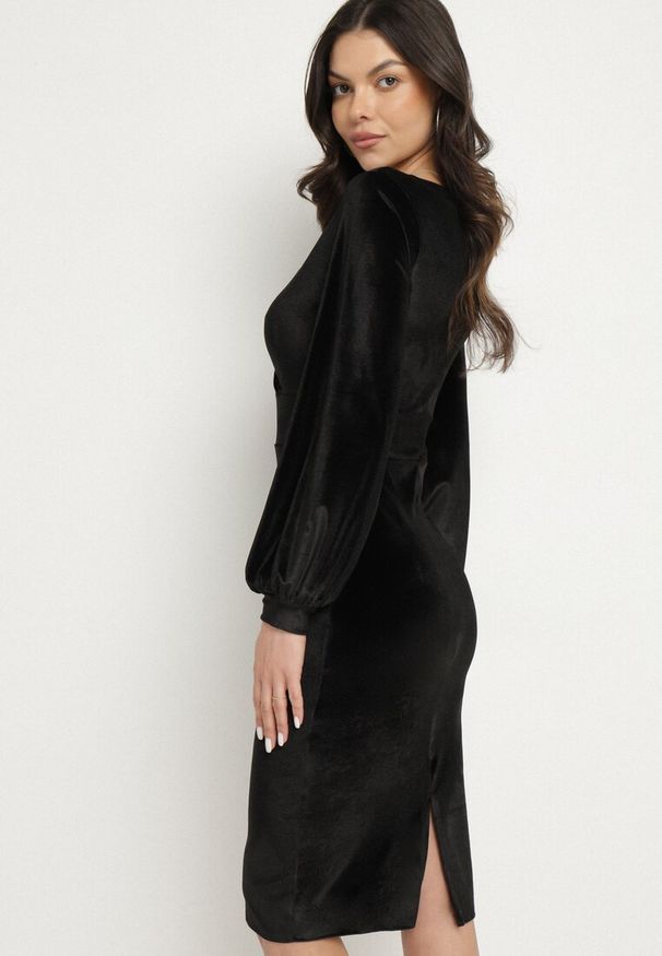 Born2be - Czarna Dopasowana Sukienka Welurowa z Kopertowym Dekoltem Wilara. Kolor: czarny. Materiał: welur. Długość rękawa: długi rękaw. Typ sukienki: kopertowe. Styl: klasyczny