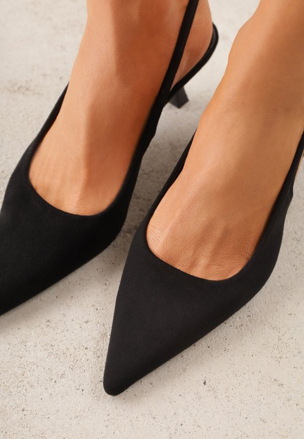 Born2be - Czarne Czółenka z Imitacji Zamszu na Kaczuszce z Odkrytą Piętą Raeneh. Okazja: do pracy, na co dzień, na spotkanie biznesowe. Nosek buta: szpiczasty. Kolor: czarny. Materiał: zamsz. Obcas: na szpilce. Styl: elegancki, biznesowy, casual