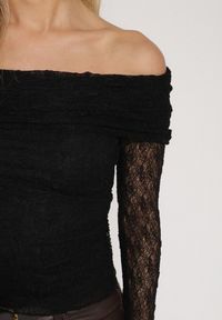 Born2be - Czarna Koronkowa Bluzka z Odkrytymi Ramionami i Długimi Rękawami Unena. Okazja: na co dzień. Kolor: czarny. Materiał: koronka. Długość rękawa: długi rękaw. Długość: długie. Wzór: koronka. Styl: klasyczny, casual, elegancki #7