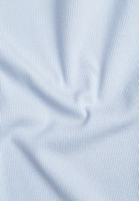 Renee - Jasnoniebieski Bawełniany T-shirt o Dopasowanym Kroju z Prążkowanego Materiału Lailya. Okazja: na co dzień. Kolor: niebieski. Materiał: prążkowany, materiał, bawełna. Wzór: gładki. Styl: casual, klasyczny #6