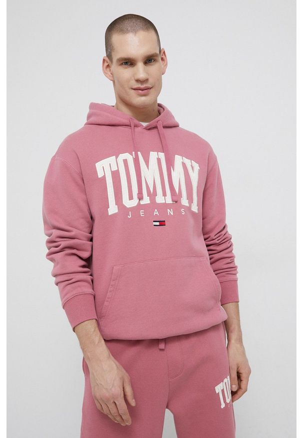Tommy Jeans Bluza męska kolor różowy z kapturem z aplikacją. Typ kołnierza: kaptur. Kolor: różowy. Materiał: bawełna, dzianina. Wzór: aplikacja