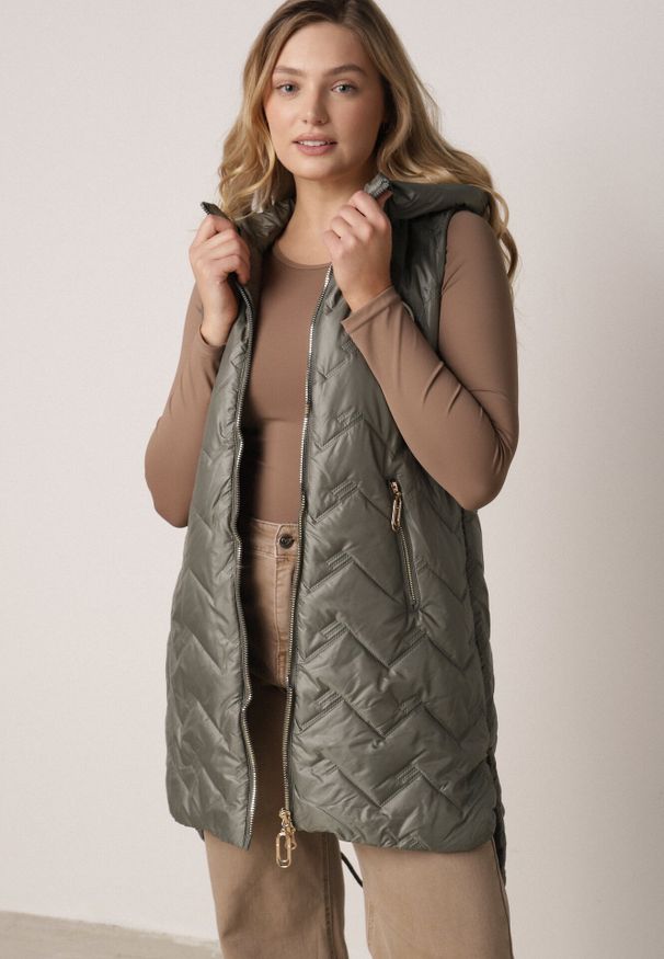 Born2be - Zielona Przejściowa Kamizelka Pikowana o Długim Kroju z Kapturem i Naszywką Harmaste. Okazja: na co dzień. Typ kołnierza: kaptur. Kolor: zielony. Materiał: jeans. Długość: długie. Wzór: aplikacja. Styl: casual