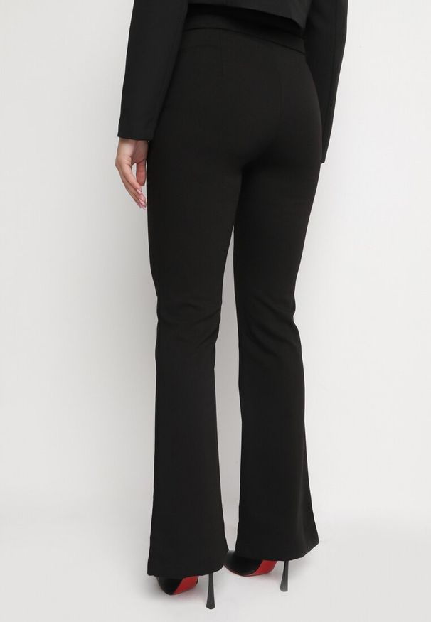 Born2be - Czarne Spodnie Garniturowe o Fasonie Dzwonów Irithrae. Okazja: na co dzień, do pracy, na spotkanie biznesowe. Stan: podwyższony. Kolor: czarny. Materiał: jedwab. Długość: długie. Styl: wizytowy, biznesowy, casual, retro