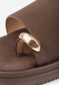 Renee - Brązowe Klapki Japonki Ozdobione Aplikacją na Palcu Noevianna. Okazja: na spacer, na co dzień. Kolor: brązowy. Materiał: jeans. Wzór: aplikacja. Sezon: wiosna, lato. Styl: casual #9