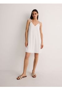 Reserved - Sukienka mini na ramiączkach - biały. Kolor: biały. Materiał: dzianina. Długość rękawa: na ramiączkach. Długość: mini