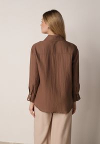 Born2be - Brązowa Koszula Oversize z Wiskozą i Lnem Zdobiona Nieregularnymi Guzikami Inisera. Okazja: do pracy, na co dzień. Typ kołnierza: kołnierzyk klasyczny. Kolor: brązowy. Materiał: wiskoza, len. Długość: długie. Wzór: aplikacja. Styl: elegancki, klasyczny, casual #5