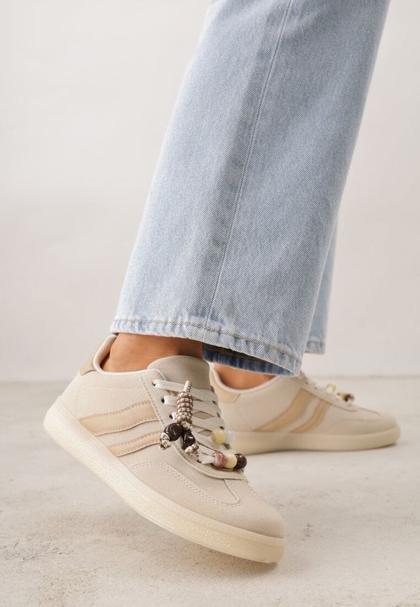 Renee - Beżowe Sneakersy Typu Tenisówki Ozdobione Koralikami Daemeli. Kolor: beżowy. Materiał: jeans. Wzór: aplikacja. Sezon: lato