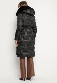 Born2be - Czarna Pikowana Kurtka o Długim Kroju ze Ściągaczem w Talii i Kapturem Galita. Okazja: na co dzień. Kolor: czarny. Materiał: poliester, dzianina, jeans, futro. Długość: długie. Styl: casual, elegancki #2