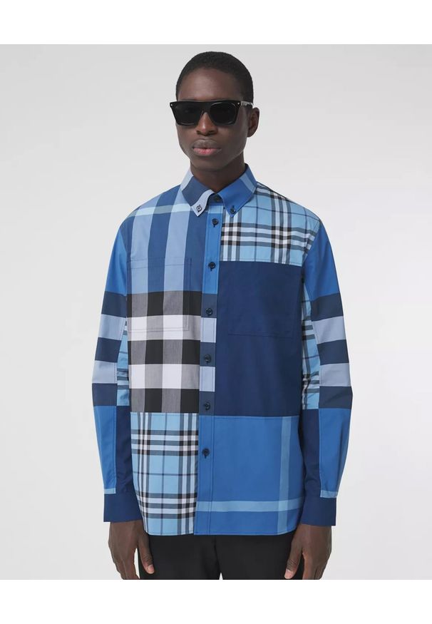 Burberry - BURBERRY - Niebieska koszula w patchworkową kratkę. Okazja: na co dzień. Kolor: niebieski. Materiał: jeans, bawełna. Długość rękawa: długi rękaw. Długość: długie. Wzór: kratka. Styl: casual, klasyczny