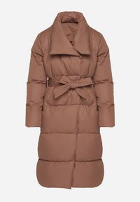 Born2be - Jasnobrązowa Kurtka Płaszcz Zapinana na Napy Ukryte pod Plisą z Kieszeniami i Paskiem Ritallas. Typ kołnierza: kołnierzyk stójkowy. Kolor: brązowy. Materiał: materiał. Długość: długie. Sezon: zima #2