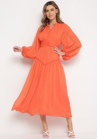 Born2be - Pomarańczowa Długa Sukienka Koktajlowa w Stylu Retro z Plisami i Stójką Leowia. Typ kołnierza: kołnierzyk stójkowy. Kolor: pomarańczowy. Styl: wizytowy, retro. Długość: maxi #1