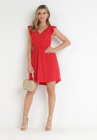 Born2be - Czerwona Rozkloszowana Sukienka Mini z Tkaniny Plumeti i Odkrytymi Plecami Caitadi. Typ kołnierza: kołnierz z falbankami. Kolor: czerwony. Materiał: tkanina. Styl: elegancki. Długość: mini #3