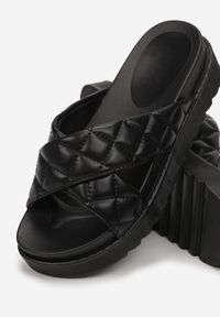 Renee - Czarne Klapki Laonise. Nosek buta: otwarty. Kolor: czarny. Materiał: guma. Wzór: paski. Obcas: na platformie #6