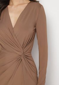 Born2be - Brązowa Sukienka z Efektownym Marszczeniem i Rozcięciem z Wiskozą Kliheria. Okazja: na co dzień. Kolor: brązowy. Materiał: wiskoza. Długość rękawa: długi rękaw. Styl: klasyczny, casual, elegancki #5
