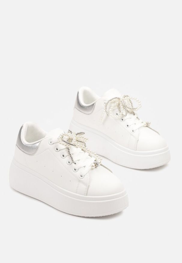Renee - Biało-Srebrne Sneakersy na Platformie z Perełkami i Metalowymi Kuleczkami Selavia. Okazja: na co dzień. Kolor: biały. Materiał: jeans. Obcas: na platformie