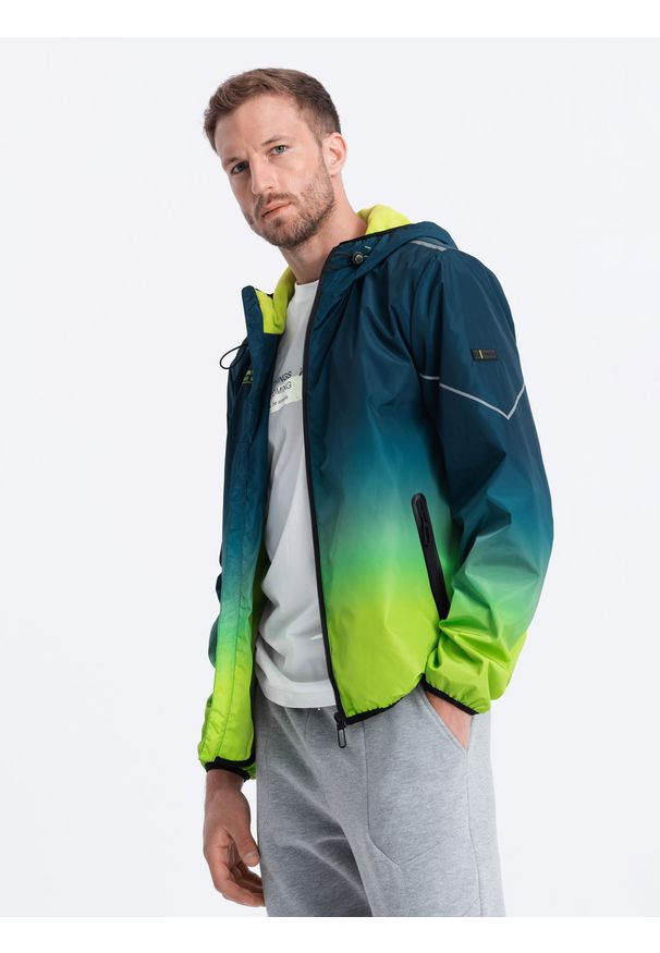 Ombre Clothing - Sportowa kurtka męska ombre z odblaskami i polarową podszewką – turkusowo-limonkowa V1. Kolor: turkusowy. Materiał: polar. Wzór: nadruk, napisy, gradientowy. Styl: sportowy